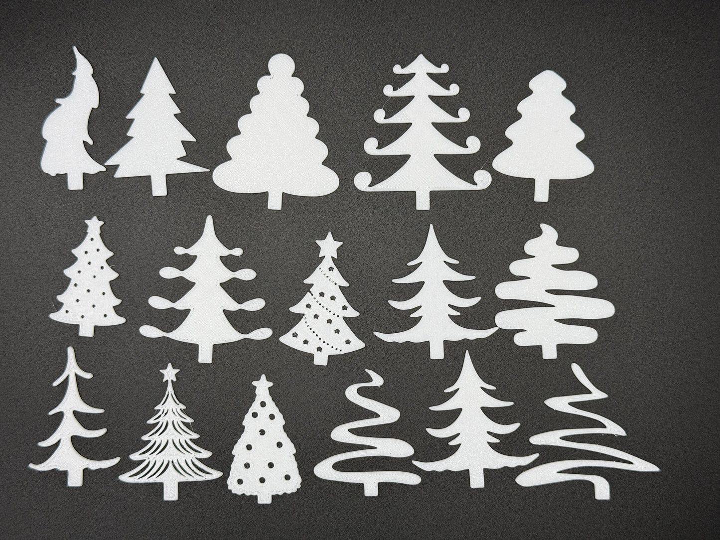 Weihnachtliche Ornamente zum Aufhängen und Hinstellen