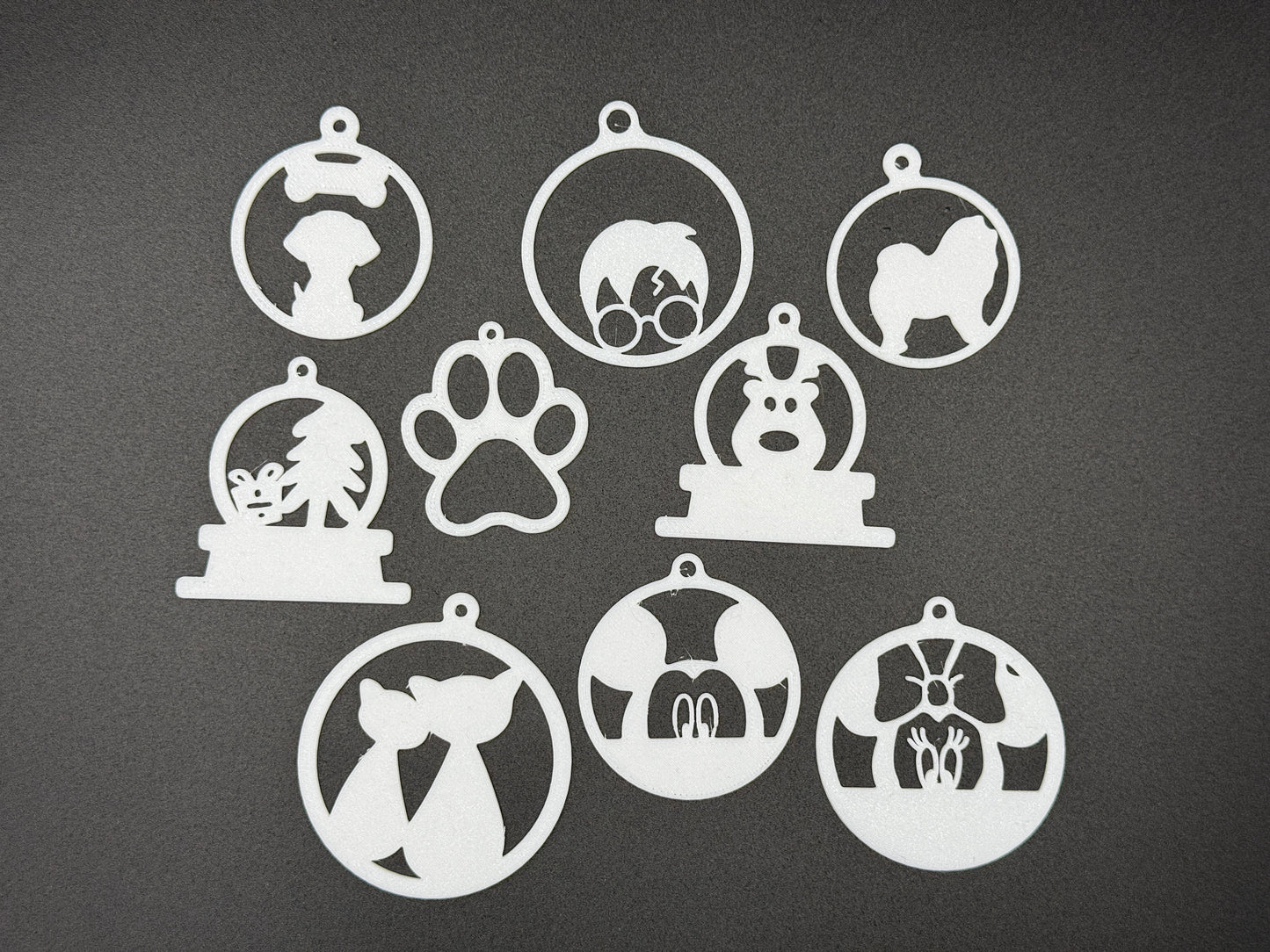 Weihnachtliche Ornamente zum Aufhängen und Hinstellen