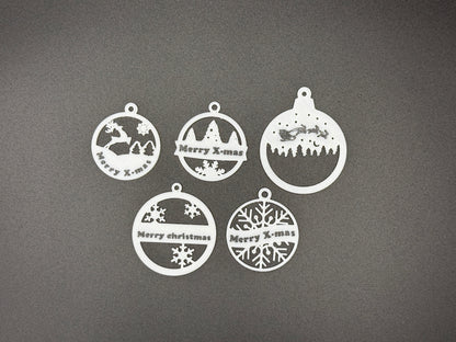 Weihnachtliche Ornamente zum Aufhängen und Hinstellen