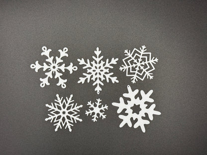 Weihnachtliche Ornamente zum Aufhängen und Hinstellen