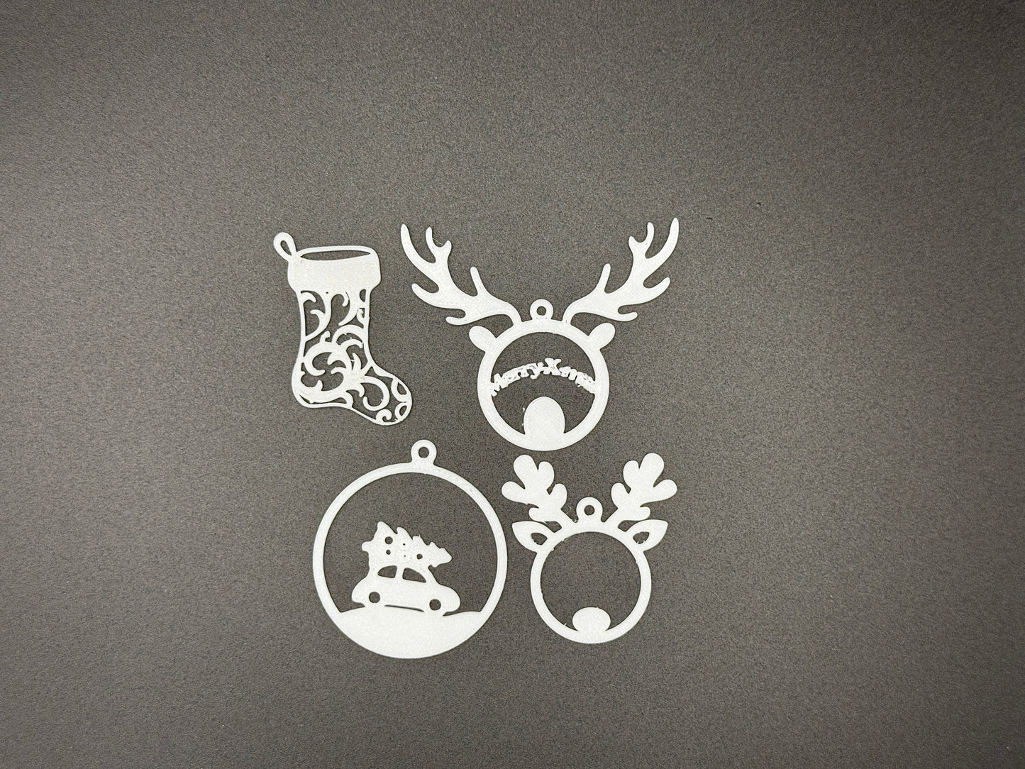 Weihnachtliche Ornamente zum Aufhängen und Hinstellen
