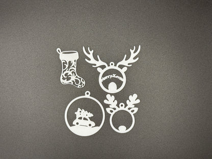 Weihnachtliche Ornamente zum Aufhängen und Hinstellen