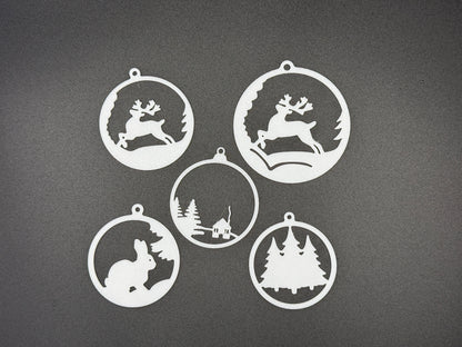 Weihnachtliche Ornamente zum Aufhängen und Hinstellen